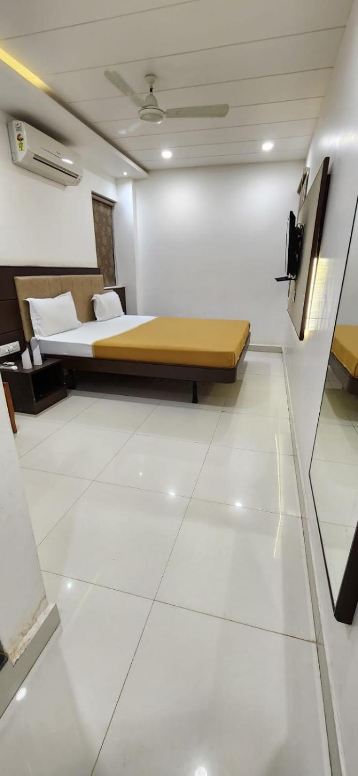 Hotel N K Bhuj Zewnętrze zdjęcie